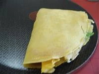 Piegare la crepes a metà e poi di nuovo a metà.