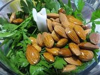 aggiungere le mandorle e un pochino di olio. 
