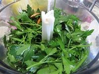 Dare una prima frullata e poi di nuovo, aggiungendo tanto olio , quanto ne serve per ottenere una crema.