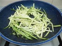 Saltare le zucchine tagliare a julienne con poco olio