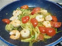 Aggiustare di sale e pepe, coprire e cuocere a fuoco vivo per 5 minuti.
