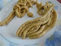 Passare questo impasto alla macchinetta tritacarne o altre macchinette che possano avere stampi con  fori grandi