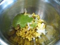 Mettere il pesto di prezzemolo