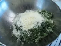 Aggiunta di Parmigiano Reggiano al ripieno dei ravioli di pollo e bieta