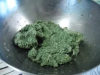 Ripieno pronto per i ravioli di pollo e bieta