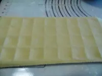 Stendere la sfoglia sottile per i ravioli di pasta fresca fatti in casa