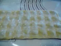 Ravioli freddi con pollo e bieta appena formati dallo stampo