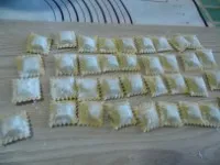 Pomodorini e ripieno avanzato per il condimento dei ravioli freddi