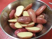 Lavare e tagliare le patate