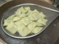 Ravioli in cottura in acqua bollente