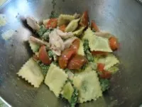 Ravioli freddi conditi e pronti per essere serviti