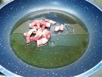 Soffriggere la pancetta con l'olio.