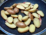 Aggiungere le patate nella padella