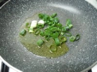 Insaporire il cipollotto con un pochino di olio