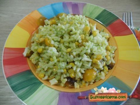 Insalata di riso con pesto e mais