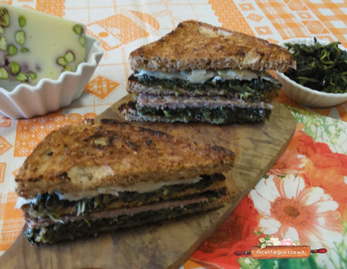 Sandwich con crema di avocado allo yogurt e noci