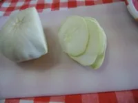 Zucchina patisson tagliata a fettine per caprese sfiziosa