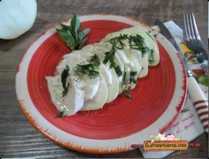 Caprese sfiziosa con zucchina patisson pronta da servire