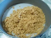 Frullare i biscotti per la base della cheesecake