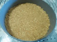 Base di biscotti compattata nella teglia