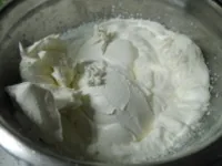 Preparazione della crema di formaggio e panna