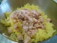 Preparazione impasto polpettine patate e tonno