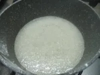 Aggiunta delle perle di finger lime alla gelatina