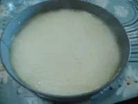 Gelatina al finger lime versata sulla cheesecake