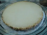 Decorazione del bordo della cheesecake con mandorle tostate
