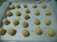 Polpettine disposte sulla teglia con carta forno